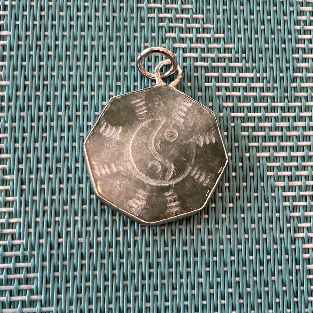 Vintage Green jade and silver Yin-Yang ba gua pendant/amulet - Picture 2 of 6